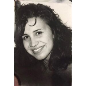 Šimon Bilina Instagram - Nádhernej svátek, milovaná mámo.

Máma jako nepodmíněná láska. 
Láska, co nemá hranic a je tu neustále.. ikdyž třeba někdy její podoby nám na první dobrou nedochází.
I tak to rozhodně bylo u mě, stále se je co učit, taky mi spousta-krát nedocházelo, co je v “jádru pudla” toho všeho. Ani teď neřikám, že to vím, ale už mám snad updatovanej překladač😌🧙🏻‍♀️.

Jádro pudla je mimochodem oblíbenej výraz mojí maminky. Praktický doktorky v Sedlčanským okrese a nekonečný milovnici umění. Je schopná si dát hudební album třeba 200x celý za sebou, když se jí opravdu líbí. Taky se mimochodem ráda fotí na záchodech benzínek a hotelů, to nevim proč dělá😁😁🙏❤️, ale můžete to zjistit třeba Vy na @irenabilinova 

Děkujem, že jsme, díky Vám.
Díky mami. Miluju Tě. 

🙏🪶❤️