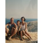 Šimon Bilina Instagram - Nádhernej svátek, milovaná mámo. Máma jako nepodmíněná láska. Láska, co nemá hranic a je tu neustále.. ikdyž třeba někdy její podoby nám na první dobrou nedochází. I tak to rozhodně bylo u mě, stále se je co učit, taky mi spousta-krát nedocházelo, co je v “jádru pudla” toho všeho. Ani teď neřikám, že to vím, ale už mám snad updatovanej překladač😌🧙🏻‍♀️. Jádro pudla je mimochodem oblíbenej výraz mojí maminky. Praktický doktorky v Sedlčanským okrese a nekonečný milovnici umění. Je schopná si dát hudební album třeba 200x celý za sebou, když se jí opravdu líbí. Taky se mimochodem ráda fotí na záchodech benzínek a hotelů, to nevim proč dělá😁😁🙏❤️, ale můžete to zjistit třeba Vy na @irenabilinova Děkujem, že jsme, díky Vám. Díky mami. Miluju Tě. 🙏🪶❤️