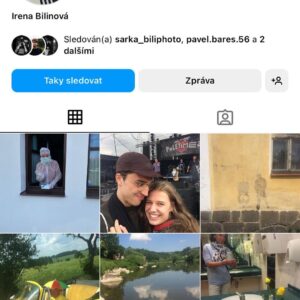 Šimon Bilina Instagram - Nádhernej svátek, milovaná mámo.

Máma jako nepodmíněná láska. 
Láska, co nemá hranic a je tu neustále.. ikdyž třeba někdy její podoby nám na první dobrou nedochází.
I tak to rozhodně bylo u mě, stále se je co učit, taky mi spousta-krát nedocházelo, co je v “jádru pudla” toho všeho. Ani teď neřikám, že to vím, ale už mám snad updatovanej překladač😌🧙🏻‍♀️.

Jádro pudla je mimochodem oblíbenej výraz mojí maminky. Praktický doktorky v Sedlčanským okrese a nekonečný milovnici umění. Je schopná si dát hudební album třeba 200x celý za sebou, když se jí opravdu líbí. Taky se mimochodem ráda fotí na záchodech benzínek a hotelů, to nevim proč dělá😁😁🙏❤️, ale můžete to zjistit třeba Vy na @irenabilinova 

Děkujem, že jsme, díky Vám.
Díky mami. Miluju Tě. 

🙏🪶❤️