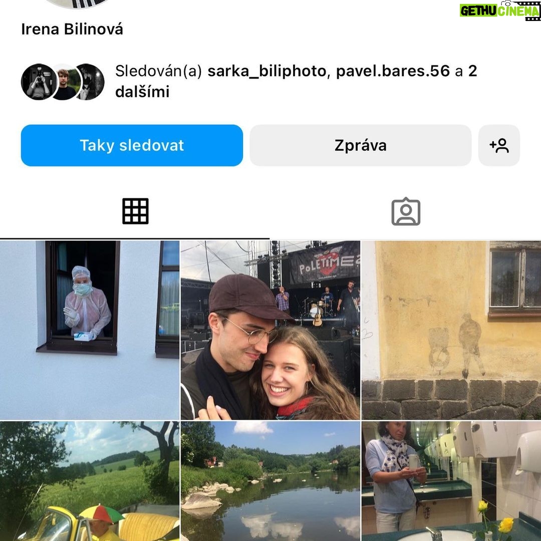 Šimon Bilina - 3.4K Likes - Nádhernej svátek, milovaná mámo.
Máma jako nepodmíněná láska.
Láska, co nemá hranic a je tu neustále.. ikdyž třeba někdy její podoby nám na první dobrou nedochází.
I tak to rozhodně bylo u mě, stále se je co učit, taky mi spousta-krát nedocházelo, co je v “jádru pudla” toho všeho. Ani teď neřikám, že to vím, ale už mám snad updatovanej překladač😌🧙🏻♀️.
Jádro pudla je mimochodem oblíbenej výraz mojí maminky. Praktický doktorky v Sedlčanským okrese a nekonečný milovnici umění. Je schopná si dát hudební album třeba 200x celý za sebou, když se jí opravdu líbí. Taky se mimochodem ráda fotí na záchodech benzínek a hotelů, to nevim proč dělá😁😁🙏❤️, ale můžete to zjistit třeba Vy na @irenabilinova
Děkujem, že jsme, díky Vám.
Díky mami. Miluju Tě.
🙏🪶❤️