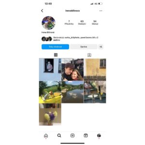 Šimon Bilina Instagram - Nádhernej svátek, milovaná mámo.

Máma jako nepodmíněná láska. 
Láska, co nemá hranic a je tu neustále.. ikdyž třeba někdy její podoby nám na první dobrou nedochází.
I tak to rozhodně bylo u mě, stále se je co učit, taky mi spousta-krát nedocházelo, co je v “jádru pudla” toho všeho. Ani teď neřikám, že to vím, ale už mám snad updatovanej překladač😌🧙🏻‍♀️.

Jádro pudla je mimochodem oblíbenej výraz mojí maminky. Praktický doktorky v Sedlčanským okrese a nekonečný milovnici umění. Je schopná si dát hudební album třeba 200x celý za sebou, když se jí opravdu líbí. Taky se mimochodem ráda fotí na záchodech benzínek a hotelů, to nevim proč dělá😁😁🙏❤️, ale můžete to zjistit třeba Vy na @irenabilinova 

Děkujem, že jsme, díky Vám.
Díky mami. Miluju Tě. 

🙏🪶❤️