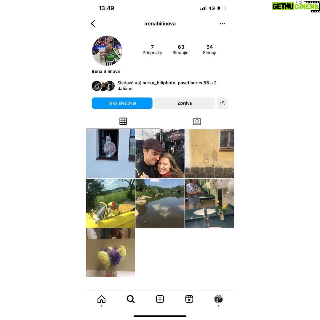 Šimon Bilina - 3.4K Likes - Nádhernej svátek, milovaná mámo.
Máma jako nepodmíněná láska.
Láska, co nemá hranic a je tu neustále.. ikdyž třeba někdy její podoby nám na první dobrou nedochází.
I tak to rozhodně bylo u mě, stále se je co učit, taky mi spousta-krát nedocházelo, co je v “jádru pudla” toho všeho. Ani teď neřikám, že to vím, ale už mám snad updatovanej překladač😌🧙🏻♀️.
Jádro pudla je mimochodem oblíbenej výraz mojí maminky. Praktický doktorky v Sedlčanským okrese a nekonečný milovnici umění. Je schopná si dát hudební album třeba 200x celý za sebou, když se jí opravdu líbí. Taky se mimochodem ráda fotí na záchodech benzínek a hotelů, to nevim proč dělá😁😁🙏❤️, ale můžete to zjistit třeba Vy na @irenabilinova
Děkujem, že jsme, díky Vám.
Díky mami. Miluju Tě.
🙏🪶❤️