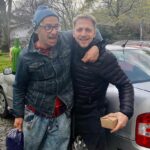 Šimon Bilina Instagram - Branický Zázrak není jen o hře samotný, ale především o lidech, co v ní i za ní stojej. Dámy a Honzíka s garderóby, světlo-noše, techniky, úžasný zvukaře Martina a Topola nevyjímaje.Génius kapela v čele s génius @janlstiburek Na fotce je i naše ochraňující produkční Alžbětka, tak tu přidám v celý její kráse eště jindy. Máme takový štígro, čoeče, že jsme v tom spolu a že se máme rádi. Děkujeme, že chodíte. Bezďák Ruda Chvojka se těší 14.5.(15.00!), 22 a 23.5 v @divadlonafidlovacce v červnu zahraju Cajtíka, Chlupatýho, Švestku 👮🏻‍♂️ —> 26.6. a 27.6. a pak zpátky do smradlavýho-milovanýho Rudoslava Chvojky na nádherným-voňavym místě u řeky ve Voděrádkách 23. a 24. sprna! @homeofav ❤️ Vstupenky v prodeji na goout. Jo a tahle fotka je od Dejdýho z Náplavky.., kde sme křtili zpěvník. @martin.dejdar Dá se pořídit na představení třeba:). Náplavka