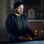 Šimon Bilina Instagram - Když Vám odejde někdo blízkej, bolí to. Přitom se stačilo potkat jen párkát, ale vy už od prvního momentu cítíte, že je „blízko.“ Stejně jako jeho hlas, humor, jeho lidskost, jeho hudba… která prostupuje až do srdce. Tam, kde se opravdu stáváme lidmi. Tam, kde začínáme chápat, že jsme v tom všichni spolu, a přestáváme soudit lidi, protože nikdy nevíme, čim si museli projít či procházej. A tak se stane, že je pořád s Váma. A nedá se to popsat slovy. Prostě to tak je. David Stypka. Vím s jistotou, že nejsem jedinej… je nás tu tolik, kdo to cítěj stejně. A mě je nekonečnou ctí, že sem se mohl stát jednou vlnou v tom velkym moři… a zazpívat si s ním v písni Nebreč. Davidova hudba mluví sama za sebe pro ty, kdo jí opravdu naslouchají. A mě tak nezbývá než poděkovat. @thomartway za to, že mě vzal s sebou kdysi na duet a s Davidem mě seznámil. Slyšet pak Davida s Pavlem hrát v hospodě Jericho v obložení desítek lidí byl pro mě jeden z nejzásadnějších zážitků. (pokračování v komentech) Kostel svaté Kateřiny Alexandrijské (Praha)