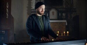 Šimon Bilina Instagram - Když Vám odejde někdo blízkej, bolí to. 
Přitom se stačilo potkat jen párkát, ale vy už od prvního momentu cítíte, že je „blízko.“
Stejně jako jeho hlas, humor, jeho lidskost, jeho hudba… která prostupuje až do srdce.
Tam, kde se opravdu stáváme lidmi. Tam, kde začínáme chápat, že jsme v tom všichni spolu,
a přestáváme soudit lidi, protože nikdy nevíme, čim si museli projít či procházej.
A tak se stane, že je pořád s Váma. A nedá se to popsat slovy. 
Prostě to tak je. David Stypka.
Vím s jistotou, že nejsem jedinej… je nás tu tolik, kdo to cítěj stejně.
A mě je nekonečnou ctí, že sem se mohl stát jednou vlnou v tom velkym moři…
a zazpívat si s ním v písni Nebreč.
Davidova hudba mluví sama za sebe pro ty, kdo jí opravdu naslouchají.
A mě tak nezbývá než poděkovat.
@thomartway za to, že mě vzal s sebou kdysi na duet a s Davidem mě seznámil.
Slyšet pak Davida s Pavlem hrát v hospodě Jericho v obložení desítek lidí byl pro mě jeden z nejzásadnějších zážitků.

(pokračování v komentech)