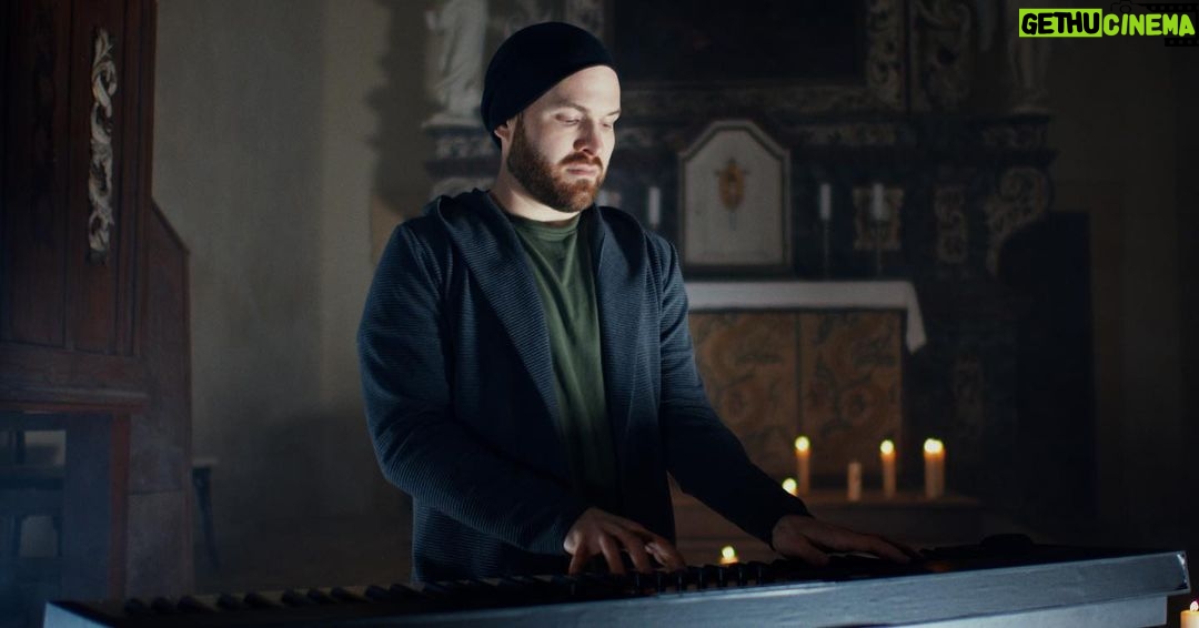 Šimon Bilina - 3.7K Likes - Když Vám odejde někdo blízkej, bolí to.
Přitom se stačilo potkat jen párkát, ale vy už od prvního momentu cítíte, že je „blízko.“
Stejně jako jeho hlas, humor, jeho lidskost, jeho hudba… která prostupuje až do srdce.
Tam, kde se opravdu stáváme lidmi. Tam, kde začínáme chápat, že jsme v tom všichni spolu,
a přestáváme soudit lidi, protože nikdy nevíme, čim si museli projít či procházej.
A tak se stane, že je pořád s Váma. A nedá se to popsat slovy.
Prostě to tak je. David Stypka.
Vím s jistotou, že nejsem jedinej… je nás tu tolik, kdo to cítěj stejně.
A mě je nekonečnou ctí, že sem se mohl stát jednou vlnou v tom velkym moři…
a zazpívat si s ním v písni Nebreč.
Davidova hudba mluví sama za sebe pro ty, kdo jí opravdu naslouchají.
A mě tak nezbývá než poděkovat.
@thomartway za to, že mě vzal s sebou kdysi na duet a s Davidem mě seznámil.
Slyšet pak Davida s Pavlem hrát v hospodě Jericho v obložení desítek lidí byl pro mě jeden z nejzásadnějších zážitků.
(pokračování v komentech)
