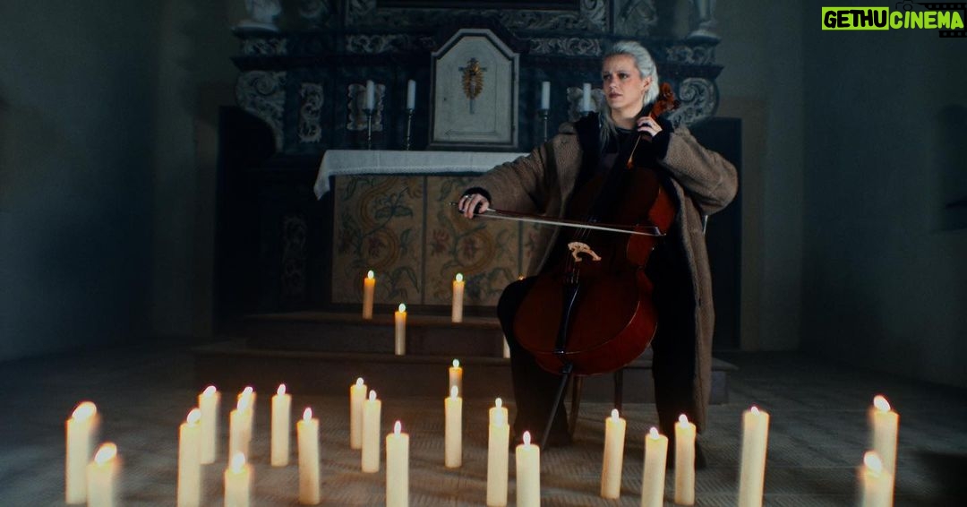 Šimon Bilina - 3.7K Likes - Když Vám odejde někdo blízkej, bolí to.
Přitom se stačilo potkat jen párkát, ale vy už od prvního momentu cítíte, že je „blízko.“
Stejně jako jeho hlas, humor, jeho lidskost, jeho hudba… která prostupuje až do srdce.
Tam, kde se opravdu stáváme lidmi. Tam, kde začínáme chápat, že jsme v tom všichni spolu,
a přestáváme soudit lidi, protože nikdy nevíme, čim si museli projít či procházej.
A tak se stane, že je pořád s Váma. A nedá se to popsat slovy.
Prostě to tak je. David Stypka.
Vím s jistotou, že nejsem jedinej… je nás tu tolik, kdo to cítěj stejně.
A mě je nekonečnou ctí, že sem se mohl stát jednou vlnou v tom velkym moři…
a zazpívat si s ním v písni Nebreč.
Davidova hudba mluví sama za sebe pro ty, kdo jí opravdu naslouchají.
A mě tak nezbývá než poděkovat.
@thomartway za to, že mě vzal s sebou kdysi na duet a s Davidem mě seznámil.
Slyšet pak Davida s Pavlem hrát v hospodě Jericho v obložení desítek lidí byl pro mě jeden z nejzásadnějších zážitků.
(pokračování v komentech)