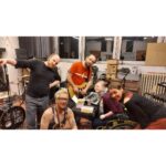 Šimon Bilina Instagram - Drahé děvče. Koudelko. Sedím v tichu a znovu a znovu si uvědomuju, jak vděčnej jsem, žes mi vplula do života a i za ten krátkej čas se propsala tak hluboko. Svou misi v tomto motýlím těle sis dala jako bohyně…né jako, ale opravdu. Díky Tobě už teď vim, co doopravdy znamená motýlí lehkost. A jak jsou některý naše kdyby tak tupě malicherný a směšný. Lehkost. V době nekonečnejch růstů, tahů na bránu, nikdy neutichajícího budování, “jití přes mrtvoly”, hluku mozků těch, co sebe předělali už jen na nástroj na vydělávání peněz… je lehkost tak nějak schovaná mimo zraky všech, kdo na ní zapomněli. A já teď vim, že když o ní přijdeš, život ti protejká mezi prsty, žiješ jen tak z části.. Navždy ve mně žije tvůj smích, tvoje laskavost, super-hrdinskost a humor, kterým si střilela jak z kanónu, někdy i na sto metrů ❤️😁.. a v neposlední řadě ten dar hudby. Poslouchám Jupiter od vaší kapely Jan Jelen band a jsem znova uhranutej tvým synťákovym intrem.. je tam všechno. 🙏🪶🌊 Mitákuye Oyás’iŋ drahá kamarádko. Šťastnej let❤️ Svatá Hora