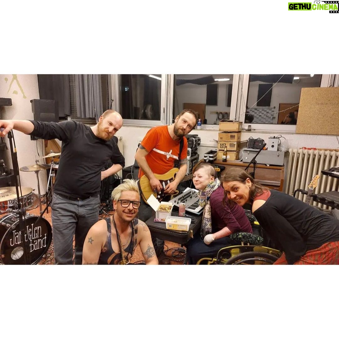 Šimon Bilina - 4K Likes - Drahé děvče. Koudelko.
Sedím v tichu a znovu a znovu si uvědomuju, jak vděčnej jsem, žes mi vplula do života a i za ten krátkej čas se propsala tak hluboko.
Svou misi v tomto motýlím těle sis dala jako bohyně…né jako, ale opravdu.
Díky Tobě už teď vim, co doopravdy znamená motýlí lehkost.
A jak jsou některý naše kdyby tak tupě malicherný a směšný.
Lehkost.
V době nekonečnejch růstů, tahů na bránu, nikdy neutichajícího budování, “jití přes mrtvoly”, hluku mozků těch, co sebe předělali už jen na nástroj na vydělávání peněz… je lehkost tak nějak schovaná mimo zraky všech, kdo na ní zapomněli.
A já teď vim, že když o ní přijdeš, život ti protejká mezi prsty, žiješ jen tak z části..
Navždy ve mně žije tvůj smích, tvoje laskavost, super-hrdinskost a humor, kterým si střilela jak z kanónu, někdy i na sto metrů ❤️😁.. a v neposlední řadě ten dar hudby.
Poslouchám Jupiter od vaší kapely Jan Jelen band a jsem znova uhranutej tvým synťákovym intrem.. je tam všechno.
🙏🪶🌊
Mitákuye Oyás’iŋ drahá kamarádko. Šťastnej let❤️