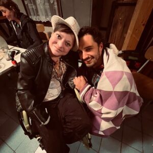 Šimon Bilina Instagram - Drahé děvče. Koudelko.

Sedím v tichu a znovu a znovu si uvědomuju, jak vděčnej jsem, žes mi vplula do života a i za ten krátkej čas se propsala tak hluboko.

Svou misi v tomto motýlím těle sis dala jako bohyně…né jako, ale opravdu. 
Díky Tobě už teď vim, co doopravdy znamená motýlí lehkost. 

A jak jsou některý naše kdyby tak tupě malicherný a směšný.

Lehkost.
V době nekonečnejch růstů, tahů na bránu, nikdy neutichajícího budování, “jití přes mrtvoly”, hluku mozků těch, co sebe předělali už jen na nástroj na vydělávání peněz… je lehkost tak nějak schovaná mimo zraky všech, kdo na ní zapomněli.

A já teď vim, že když o ní přijdeš, život ti protejká mezi prsty, žiješ jen tak z části..

Navždy ve mně žije tvůj smích, tvoje laskavost, super-hrdinskost a humor, kterým si střilela jak z kanónu, někdy i na sto metrů ❤️😁.. a v neposlední řadě ten dar hudby.

Poslouchám Jupiter od vaší kapely Jan Jelen band a jsem znova uhranutej tvým synťákovym intrem.. je tam všechno.

🙏🪶🌊

Mitákuye Oyás’iŋ drahá kamarádko. Šťastnej let❤️
