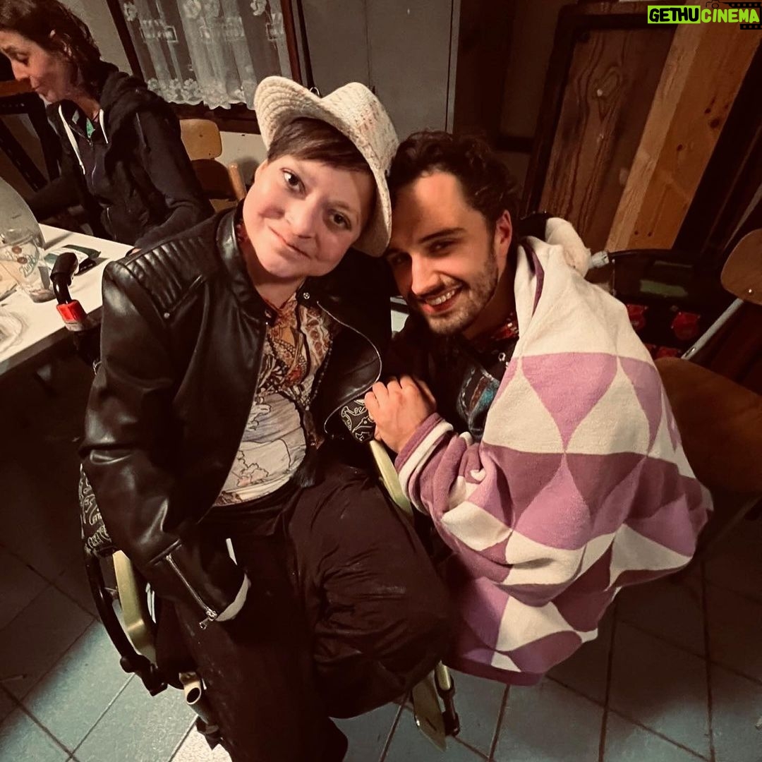 Šimon Bilina - 4K Likes - Drahé děvče. Koudelko.
Sedím v tichu a znovu a znovu si uvědomuju, jak vděčnej jsem, žes mi vplula do života a i za ten krátkej čas se propsala tak hluboko.
Svou misi v tomto motýlím těle sis dala jako bohyně…né jako, ale opravdu.
Díky Tobě už teď vim, co doopravdy znamená motýlí lehkost.
A jak jsou některý naše kdyby tak tupě malicherný a směšný.
Lehkost.
V době nekonečnejch růstů, tahů na bránu, nikdy neutichajícího budování, “jití přes mrtvoly”, hluku mozků těch, co sebe předělali už jen na nástroj na vydělávání peněz… je lehkost tak nějak schovaná mimo zraky všech, kdo na ní zapomněli.
A já teď vim, že když o ní přijdeš, život ti protejká mezi prsty, žiješ jen tak z části..
Navždy ve mně žije tvůj smích, tvoje laskavost, super-hrdinskost a humor, kterým si střilela jak z kanónu, někdy i na sto metrů ❤️😁.. a v neposlední řadě ten dar hudby.
Poslouchám Jupiter od vaší kapely Jan Jelen band a jsem znova uhranutej tvým synťákovym intrem.. je tam všechno.
🙏🪶🌊
Mitákuye Oyás’iŋ drahá kamarádko. Šťastnej let❤️