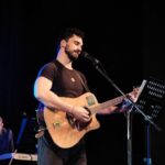 Šimon Bilina Instagram - Přeju dnes a provždy všímavost a soucit s vlastníma myšlenkama a pocitama..tady a teď.. ať už se v nás.. v našem těle.. v naší mysli.. odehrává cokoliv…🐜🐌🦭 Tohle nekonečný randění a konfrontace s vlastníma pocitama je ale čoveče na celej život…ale myslím si, že právě tady to začíná…náš dobrej pocit ze života🦥, když zaujmem soucitnej postoj k naším strachům, co v Nás vyvstávaj (a dáme jim prostor).. tak je tim zároveň transformujeme🤍🫂🐌 Na fotce zachycen člověk, co si dává rande se svou jednou z nejoblíbenějších činností( a myslim toho s kejtrou, jo!?.. o tom sympaťákovi vzadu, co hladí asi židli moc nevim😄 👁️🦋😌) A závěrka.. jeden citát od S. Zweiga pro upřesnění. "Existuje dvojí soucit. Jeden, ten zbabělý a sentimentální, který je vlastně jen netrpělivostí srdce, aby se co nejrychleji zbavilo trapného dojetí cizím neštěstím, soucit, který vůbec není soucítěním, nýbrž jen instinktivním odvrácením cizího utrpení od vlastní duše. A ten druhý soucit, který jediný má smysl – ten nesentimentální, avšak tvořivý soucit, který ví, co chce, a je odhodlán trpělivě a s účastenstvím vydržet až do konce svých sil a ještě za něj." #music #primazoo #homosapiens #soucit #tadyated #czechrepublic #zpev #hudba #simonbylina #❤️ #selfcompassion #dalailama #gururinpoche Česká republika