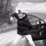 Šimon Bilina Instagram - Malířka Šárka Bilinová si s lehkostí přichází do přírody pro slušnou nálož inspirace…😂❤️🙏 Tyhle obrazy chceš❤️🌀🍀😄 #sarkabilinova #obrazy #samurai @bilinova_s Pište jí do DM, chceš-li tuhle sestřinu kolekci😄🪶😂🙏🤍 #funny #funnyvideos #sillydance #czechrepublic
