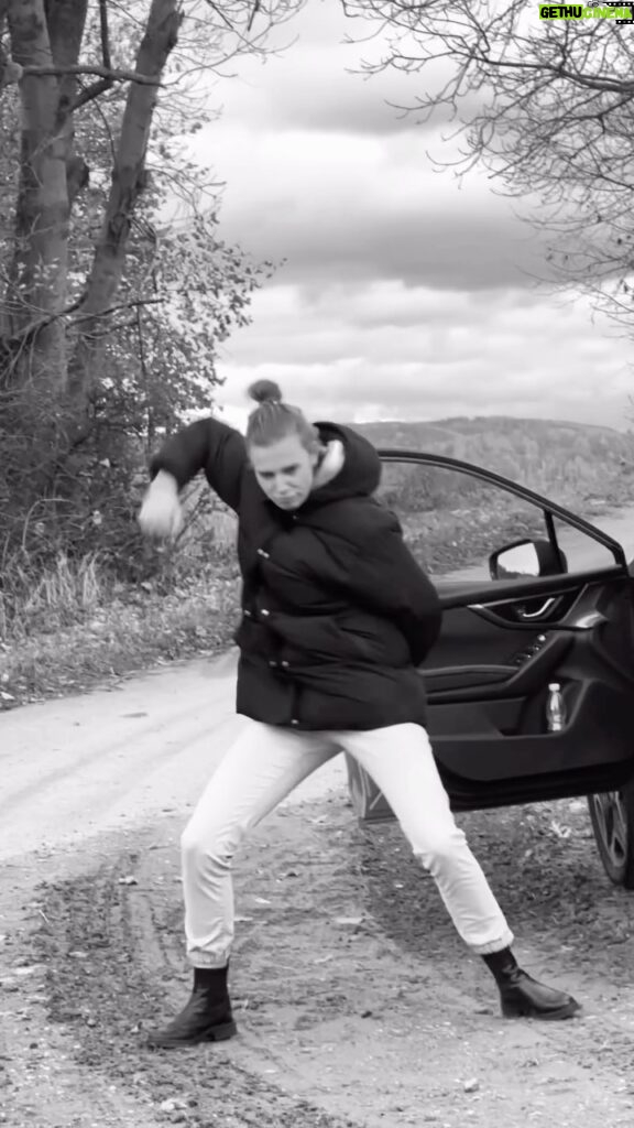 Šimon Bilina Instagram - Malířka Šárka Bilinová si s lehkostí přichází do přírody pro slušnou nálož inspirace…😂❤️🙏 Tyhle obrazy chceš❤️🌀🍀😄 #sarkabilinova #obrazy #samurai @bilinova_s Pište jí do DM, chceš-li tuhle sestřinu kolekci😄🪶😂🙏🤍 #funny #funnyvideos #sillydance #czechrepublic
