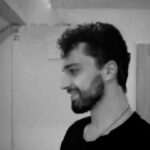 Šimon Bilina Instagram - Ze studia. Z dílny Lukyho Chromka. Tímhle podkrovním kouzelným místem prošlo spoustu písní a všechny měli svůj originální příběh. Týhle trvalo čtyři roky, než uzrála. Bude se jmenovat To svý. A že se od tý doby, když sem její první verzi na takovej malej papírek dodělával, událo věcí. Zpíval sem si tehdy její různý možný varianty potichu, abych nevzbudil sousedy🙈… a den na to sme se s Lukášem vůbec poprvý potkali na živo. O tom ale jindy. Kluci @lukas_chromek a @jan_uvira_keys do ní vložili kus svýho umění, svůj výjimečnej talent, že mi z toho spadla brada. Těšíme se velmi, až tuhle v novým roce i s klipem vydáme 🤍🧚🏻🪶 #lukaschromek #januvira #ToSvý #music #hudba #českárepublika Praha, Czech Republic
