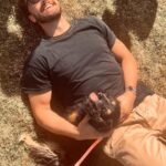 Šimon Bilina Instagram - Poslední dny ve znamení Pohodystánu, komunikaci se zvířectvem a času s knihou od @michal_v_bartos a @michaelabartosova1 … ZROZENI K PROPOJENÍ. Všem vřele doporučuju. Přeju Všem hojnost vy Umpalumpíci🤭❤️🙏 Planeta Země