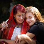 Šimon Bilina Instagram - Slova netřeba. Snad jen že, na fotce je sama fotografka. Sestřička zachytila naší Buddha babičku Hanu v její esenci. Mír, klid, nekonečnej humor a laskavá péče všemi směry. Vždy je v obraze a má nadhled. Meta-hrdinka. Super-womanka. Chtěl bych o ní jednou natočit film. Páč tohle má smysl dělat. Točit o lidech co mají tu sílu uznat svoje stinný místa a pracovat na nich, ale přitom nikdy nezanevřít na svoje srdce a poslouchat ho… Nikdy nejsme hotový. Kdo si myslí že jo, tak začíná GLUMOVATĚT. A babička… to je přesnej opak Gluma😂🙏❤️… Eva Olmerová a Eva Pilarová.. ty může vždycky prej🌊😊🦋 “Těpérko”… slyšim halekat druhou babičku Emilku v rozverným rytmu, kterej vlastně prokládá většinu jejího životního soundtracku. Péče o ostatní, sebe sama(to je taky důležitý🥰)… ježdění dlouhejch štrek na kole, stále ztepile a narovnaně chodící. Srdce jí bije pro Woldemorta Matušku a to je nejvíc!❤️😂 Schopná se opakovaně rozbrečet nad jemností písně a nakonci tleskat tak že málem vyletí střecha. Když sem ještě hrával fotbal za dorost, babička chodila a rozdávala všem Fidorky a Mentosy … no a když začal zápas… tak vzala fandící řehtačku a roztočila jí tak hlasitě, že sem neslyšel svoje spoluhráče😂😂😂❤️ jo a bydlí v domě, kde údajně dřív stávala hospoda, ve který Mácha psal svůj Máj, při svejch toulkách po Javorový skále.. Co Vaše prarodiče?😌🌠🪷 Petrovice u Sedlčan
