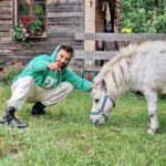 Šimon Bilina Instagram - HOW TO přemluvit koňský trpaslíky na jednu společnou. Neni zač. 😌❤️ #mitakuyeoyasin #narnie #ponies #kentaur #tutorial Narnie