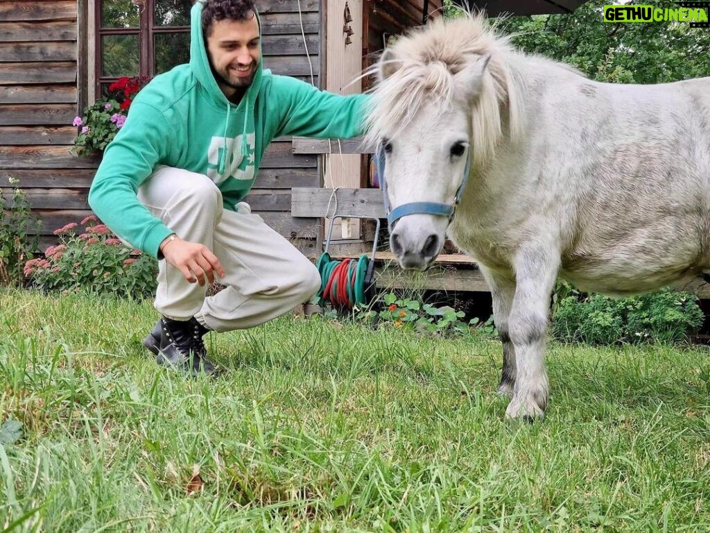 Šimon Bilina Instagram - HOW TO přemluvit koňský trpaslíky na jednu společnou. Neni zač. 😌❤️ #mitakuyeoyasin #narnie #ponies #kentaur #tutorial Narnie