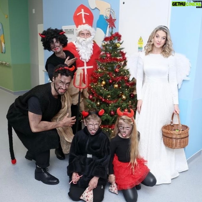 Šimon Bilina Instagram - Dnešní návštěva v Thomayerově nemocnici s @adelka.hesova a @simon.bilina jako čertíci 👹 Moc si přeji, aby se hned teď všichni uzdravili a šli na Vánoce domů 🙏🏻🙏🏻🌲🌲 @primaftv děkuji, že jsme mohli udělat malou radost Hezkého Mikuláše všem ♥️ Thomayerova nemocnice