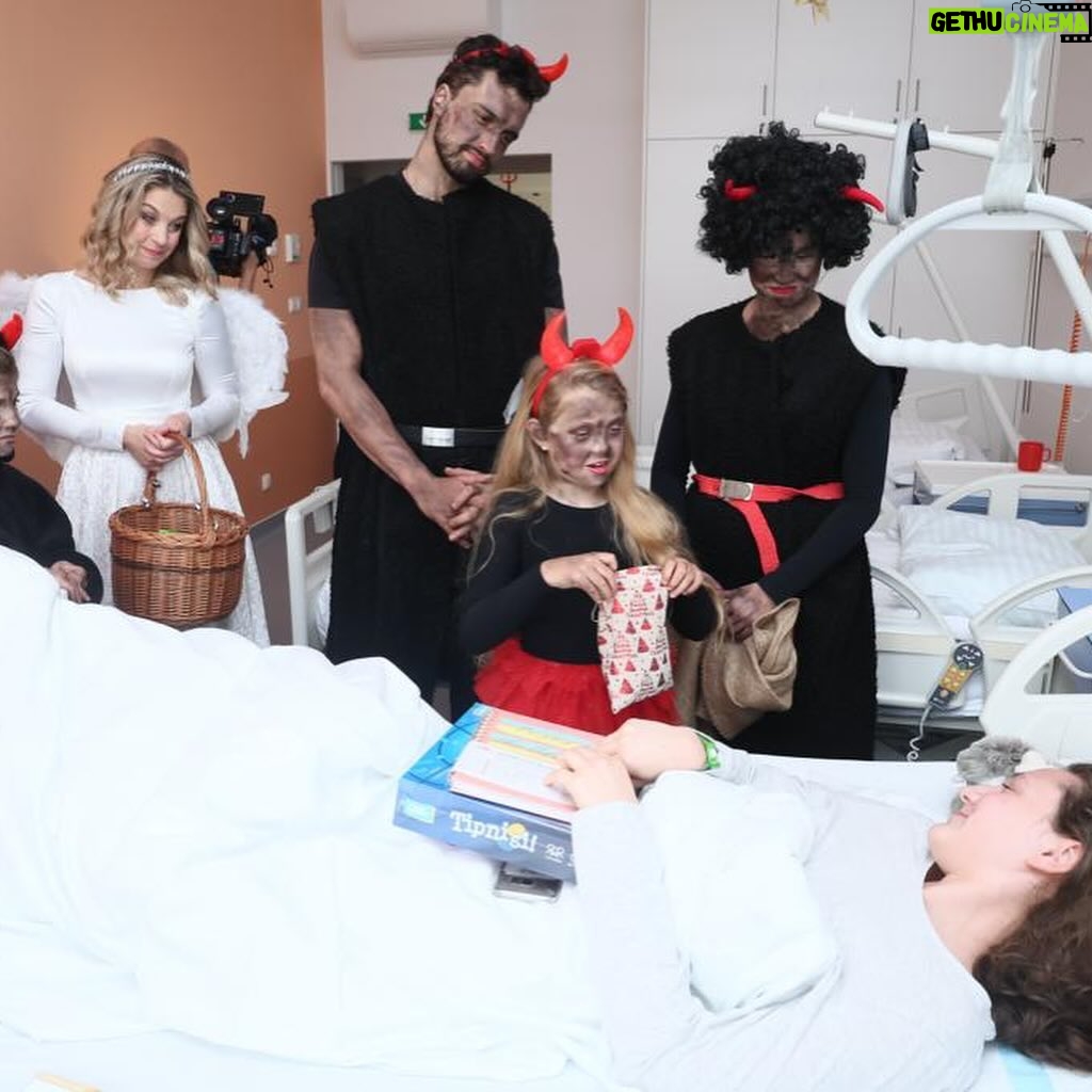Šimon Bilina - 6K Likes - Dnešní návštěva v Thomayerově nemocnici s @adelka.hesova a @simon.bilina jako čertíci 👹
Moc si přeji, aby se hned teď všichni uzdravili a šli na Vánoce domů 🙏🏻🙏🏻🌲🌲
@primaftv děkuji, že jsme mohli udělat malou radost
Hezkého Mikuláše všem ♥️