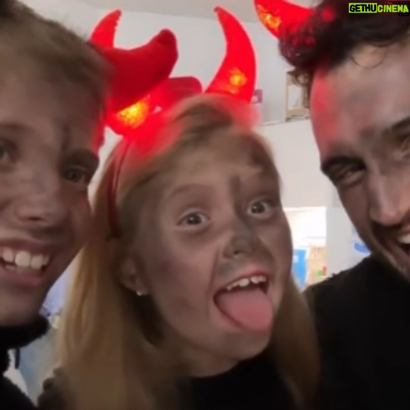 Šimon Bilina - 6K Likes - Dnešní návštěva v Thomayerově nemocnici s @adelka.hesova a @simon.bilina jako čertíci 👹
Moc si přeji, aby se hned teď všichni uzdravili a šli na Vánoce domů 🙏🏻🙏🏻🌲🌲
@primaftv děkuji, že jsme mohli udělat malou radost
Hezkého Mikuláše všem ♥️