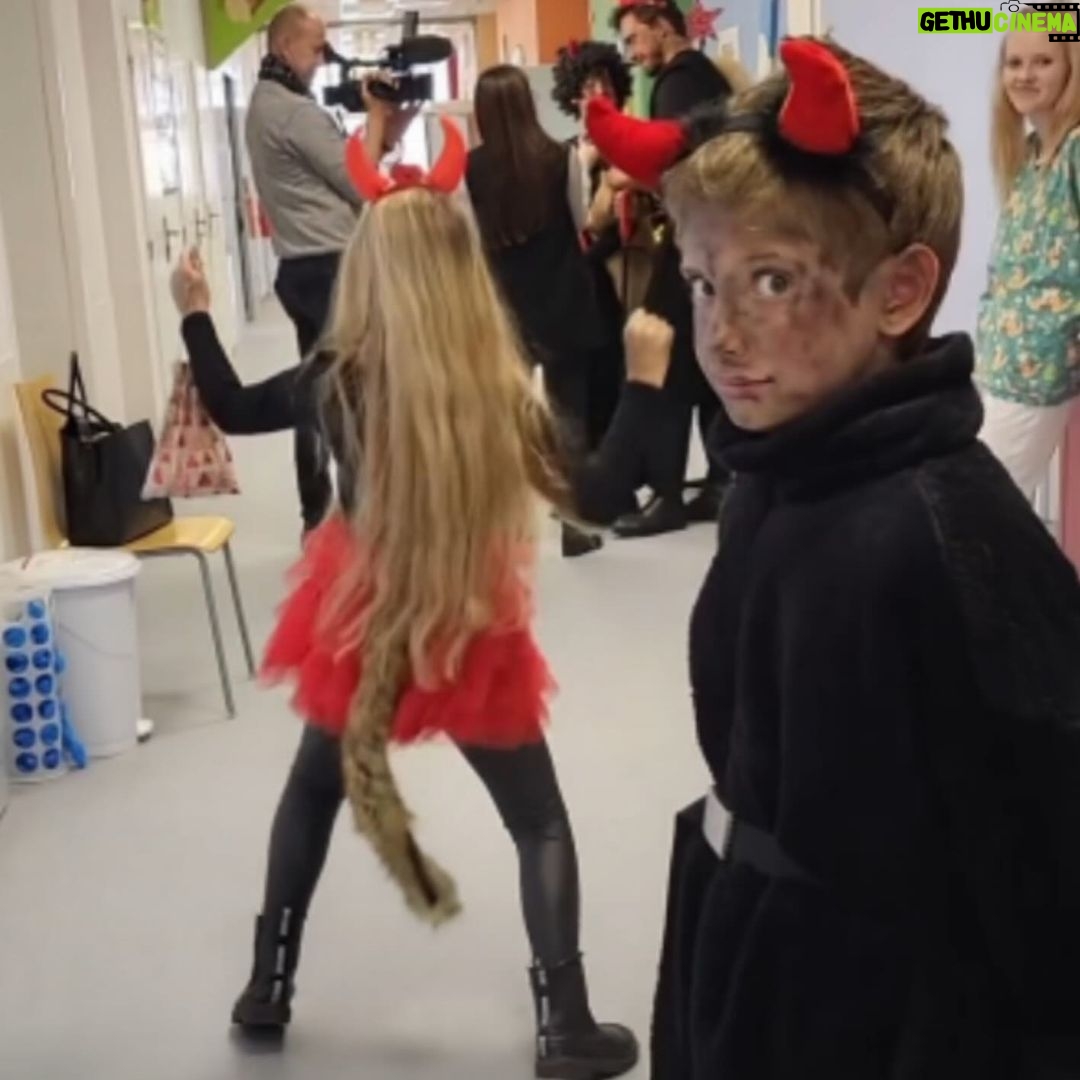 Šimon Bilina - 6K Likes - Dnešní návštěva v Thomayerově nemocnici s @adelka.hesova a @simon.bilina jako čertíci 👹
Moc si přeji, aby se hned teď všichni uzdravili a šli na Vánoce domů 🙏🏻🙏🏻🌲🌲
@primaftv děkuji, že jsme mohli udělat malou radost
Hezkého Mikuláše všem ♥️