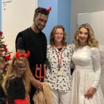 Šimon Bilina Instagram - Společně s Klobasulou a Krtkonelem Vám přejeme šťastně smysluplnýho Mikuláše z Thomayerov. domu zdraví)), kde sme měli dnes tu možnost pokecat a poobjímat spoustu hrdinů a hrdinek, kterejm teď život přihrál náročnější okolnosti. Hrdinství, obdiv a vděčnost se vztahuje na všechny sestřičky i bratry, který udržujou prostor klidnej, přátelskej a laskavej, aby se hojení vůbec mohlo dít. Děkujeme, že Vás máme a Všem na lůžku přejeme sílu. 🤍🫂💌 #primazoo #zooserial Praha, Czech Republic