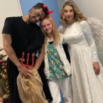 Šimon Bilina Instagram - Společně s Klobasulou a Krtkonelem Vám přejeme šťastně smysluplnýho Mikuláše z Thomayerov. domu zdraví)), kde sme měli dnes tu možnost pokecat a poobjímat spoustu hrdinů a hrdinek, kterejm teď život přihrál náročnější okolnosti. Hrdinství, obdiv a vděčnost se vztahuje na všechny sestřičky i bratry, který udržujou prostor klidnej, přátelskej a laskavej, aby se hojení vůbec mohlo dít. Děkujeme, že Vás máme a Všem na lůžku přejeme sílu. 🤍🫂💌 #primazoo #zooserial Praha, Czech Republic