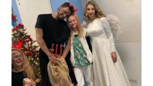 Šimon Bilina Instagram - Společně s Klobasulou a Krtkonelem Vám přejeme šťastně smysluplnýho Mikuláše z Thomayerov. domu zdraví)), kde sme měli dnes tu možnost pokecat a poobjímat spoustu hrdinů a hrdinek, kterejm teď život přihrál náročnější okolnosti. Hrdinství, obdiv a vděčnost se vztahuje na všechny sestřičky i bratry, který udržujou prostor klidnej, přátelskej a laskavej, aby se hojení vůbec mohlo dít.

Děkujeme, že Vás máme a Všem na lůžku přejeme sílu.
🤍🫂💌

#primazoo #zooserial