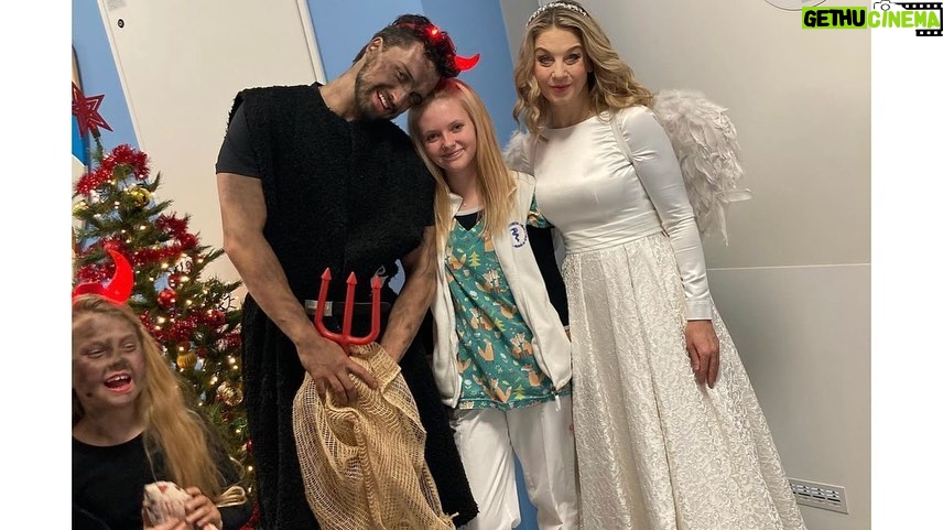 Šimon Bilina - 4.8K Likes - Společně s Klobasulou a Krtkonelem Vám přejeme šťastně smysluplnýho Mikuláše z Thomayerov. domu zdraví)), kde sme měli dnes tu možnost pokecat a poobjímat spoustu hrdinů a hrdinek, kterejm teď život přihrál náročnější okolnosti. Hrdinství, obdiv a vděčnost se vztahuje na všechny sestřičky i bratry, který udržujou prostor klidnej, přátelskej a laskavej, aby se hojení vůbec mohlo dít.
Děkujeme, že Vás máme a Všem na lůžku přejeme sílu.
🤍🫂💌
#primazoo #zooserial