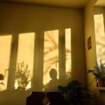Šimon Bilina Instagram - Modlitba za ty, co odcházejí, umírají, mění formy, ale i za ty, co přicházejí, snad možná znovu-rodí se do života, do nekonečna možností a barev🙏😌🫴🏻 Ty, jenž zrozuješ! Otče-Matko kosmu, vše, co se hýbe, Ty tvoříš ve světle. Soustřeď v nás své světlo, ať je k užitku: jako paprsky majáku ukazují cestu Sjednoť naše „já mohu“ se svým Ať vroucí přání tvého srdce spojí nebe a zemi skrze naši harmonii. Dopřej nám náš denní chléb a vhled, oživ zemi v nás: pak pocítíme hlubokou moudrost, která vše udržuje Uvolni lana chyb, které nás svazují, jakož i my pouštíme z rukou vlákna, jimiž držíme viny ostatních Nedej, aby nás oklamal povrch věcí, ale osvoboď nás od toho, co nás zdržuje Z Tebe se rodí vůle vševládnoucí, život a síla k činu,píseň, která vše odívá do krásy a obnovuje se od věků do věků. Amen. #aramejskyotcenas Všude Možně I Nemožně