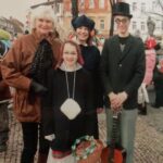 Šimon Bilina Instagram - ❤️ Jen střípek z taak barevný mozaiky. Tolik láskyplnejch vzpomínek, setkání, zážehů. 1/ s klukama z Našlose hraní pro papaláše 2/ Masopustní průvod v Sedlčanech, náčelník Zubka, ségra, babička, sestřenice 3/ osudová fotka, osudově přirození, satirická skupina Zážeh, která přežije, ikdyž “my” nebudem 4/ hraní na zámečku Karla Rodena, táta režíroval Čarodějova učně, setkání z očí do očí s Karlem 5/ Zážeh na cestách, průvodkyně veverka “u pasu” 6/ jeden z tisíce setkání na div. festivalech po světě, with maestro tanyny @radek.melsa a jeden můvembří bíbr nad ústy 7/ “Nagini, zabij..” aneb když si do scénáře k Medůse připíšeš Nagini, Satyr Pinky v ohrožení @simon.pinkas 8/ čtyřhra doma u pianina se ségrou 9/ Trendsetter Šiminiminís 10/ Jahodové pyré a Vývařovna v režii @marco_davidu s @radek.melsa Ve Vesmíru