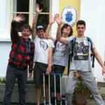 Šimon Bilina Instagram - ❤️ Jen střípek z taak barevný mozaiky. Tolik láskyplnejch vzpomínek, setkání, zážehů. 1/ s klukama z Našlose hraní pro papaláše 2/ Masopustní průvod v Sedlčanech, náčelník Zubka, ségra, babička, sestřenice 3/ osudová fotka, osudově přirození, satirická skupina Zážeh, která přežije, ikdyž “my” nebudem 4/ hraní na zámečku Karla Rodena, táta režíroval Čarodějova učně, setkání z očí do očí s Karlem 5/ Zážeh na cestách, průvodkyně veverka “u pasu” 6/ jeden z tisíce setkání na div. festivalech po světě, with maestro tanyny @radek.melsa a jeden můvembří bíbr nad ústy 7/ “Nagini, zabij..” aneb když si do scénáře k Medůse připíšeš Nagini, Satyr Pinky v ohrožení @simon.pinkas 8/ čtyřhra doma u pianina se ségrou 9/ Trendsetter Šiminiminís 10/ Jahodové pyré a Vývařovna v režii @marco_davidu s @radek.melsa Ve Vesmíru
