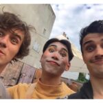 Šimon Bilina Instagram - ❤️ Jen střípek z taak barevný mozaiky. Tolik láskyplnejch vzpomínek, setkání, zážehů. 1/ s klukama z Našlose hraní pro papaláše 2/ Masopustní průvod v Sedlčanech, náčelník Zubka, ségra, babička, sestřenice 3/ osudová fotka, osudově přirození, satirická skupina Zážeh, která přežije, ikdyž “my” nebudem 4/ hraní na zámečku Karla Rodena, táta režíroval Čarodějova učně, setkání z očí do očí s Karlem 5/ Zážeh na cestách, průvodkyně veverka “u pasu” 6/ jeden z tisíce setkání na div. festivalech po světě, with maestro tanyny @radek.melsa a jeden můvembří bíbr nad ústy 7/ “Nagini, zabij..” aneb když si do scénáře k Medůse připíšeš Nagini, Satyr Pinky v ohrožení @simon.pinkas 8/ čtyřhra doma u pianina se ségrou 9/ Trendsetter Šiminiminís 10/ Jahodové pyré a Vývařovna v režii @marco_davidu s @radek.melsa Ve Vesmíru