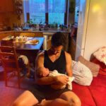 Šimon Bilina Instagram - Když Velký duch přivolá na svět další božství. 4tá sestřenice🪶😄❤️… pro jednoho stréce je toto hattrick co do počtu naroz. holčiček. Přítomnost vedle tak jemnohmotný energie, dolaďující místnost a upokorňující vše živý.. Jen prostý bytí bez kudrlin ega, absolutní hloubka prožívání… klidný dech. V přítomnosti této neobyčejné obyčejnosti jeden už nikdy nemůže pochybovat, že bychom byli lidské bytosti co tady na světě zažívají duchovní zkušenost.. ale že je to přesně naopak, milý bobře❤️😌.. Že jsme duchovní bytosti, co si sem přišli odžít tu zkušenost v těle, tu zkušenost lidskou.. Mitakuye Oyasin 💀🎩🪶