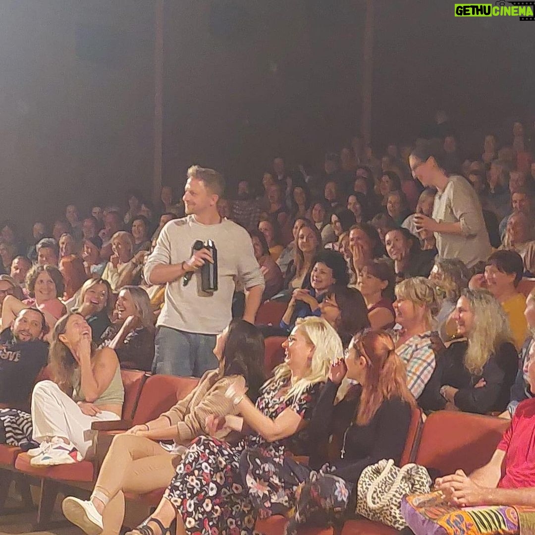 Šimon Bilina Instagram - Život si možná může běžet zběsilým tempem, ale jsou místa a lidi, kde jste doma❤️.. Děkuju @gabriela.filippi za tak PřítomněDůvtipněVkusné vedení našeho setkání. Za tvý nezaměnitelný a uzemněný vstupy v tom, co má být řečeno. Organizátorům @takjinak.cz za tu péči, sílu a vytrvalost.. a všem jednotlivě, kdo přišli a spolupodíleli se svou přítomností a laskavou pozorností na tomto dni. @standaklapuch_ambientmusic za všeobjímající hudebno, @andreamacalikova za to že skrze ní bylo umožněno, aby večer se vůbec mohl udát🙏 Přijdete na ty další? Jendo pole, tenhle filmový večer bude jezdit po celé naší Matičce Zemi:) Termíny a místa najdete na @takjinak.cz a zdravím samozřejmě bratry @tomas_klus @kubaryba a @honzaseideljan z naší Kvantové vesnice❤️🪂😃 🌿🪶🕸️ #jednopole #jednota Pardubice, Czech Republic