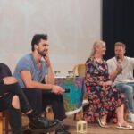 Šimon Bilina Instagram - Život si možná může běžet zběsilým tempem, ale jsou místa a lidi, kde jste doma❤️.. Děkuju @gabriela.filippi za tak PřítomněDůvtipněVkusné vedení našeho setkání. Za tvý nezaměnitelný a uzemněný vstupy v tom, co má být řečeno. Organizátorům @takjinak.cz za tu péči, sílu a vytrvalost.. a všem jednotlivě, kdo přišli a spolupodíleli se svou přítomností a laskavou pozorností na tomto dni. @standaklapuch_ambientmusic za všeobjímající hudebno, @andreamacalikova za to že skrze ní bylo umožněno, aby večer se vůbec mohl udát🙏 Přijdete na ty další? Jendo pole, tenhle filmový večer bude jezdit po celé naší Matičce Zemi:) Termíny a místa najdete na @takjinak.cz a zdravím samozřejmě bratry @tomas_klus @kubaryba a @honzaseideljan z naší Kvantové vesnice❤️🪂😃 🌿🪶🕸️ #jednopole #jednota Pardubice, Czech Republic