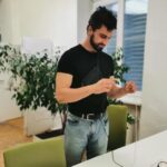 Šimon Bilina Instagram - Připomínka pro dnešní den: Uvolni se…🤣🪶❤️ Testujeme gravitaci a nový košilky s můzickou módní návrhářkou Ivetou Nedomovou, která svůj domov našla ve vytváření nádhernejch, funkčních a nezaměnitelnejch kusů oblečení:)… @nedomova.design 📯🎊❤️ Její firma sídlí v Brně a vše najdeš a třeba objednáš na www.nedomova.cz Brno, Czech Republic