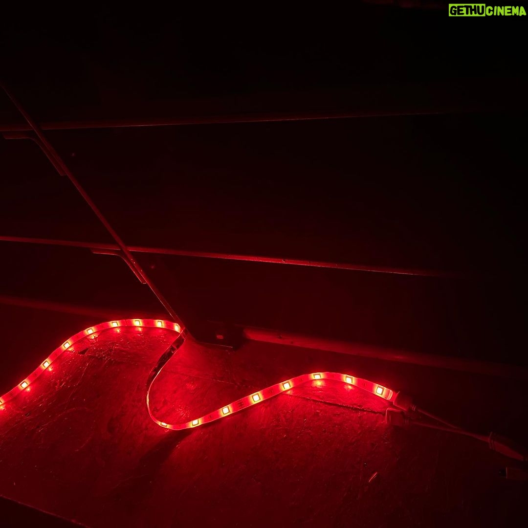 Šimon Bilina Instagram - Připomínka pro dnešní den: Uvolni se…🤣🪶❤️ Testujeme gravitaci a nový košilky s můzickou módní návrhářkou Ivetou Nedomovou, která svůj domov našla ve vytváření nádhernejch, funkčních a nezaměnitelnejch kusů oblečení:)… @nedomova.design 📯🎊❤️ Její firma sídlí v Brně a vše najdeš a třeba objednáš na www.nedomova.cz Brno, Czech Republic