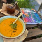 Šimon Bilina Instagram - Poslední dny ve znamení Pohodystánu, komunikaci se zvířectvem a času s knihou od @michal_v_bartos a @michaelabartosova1 … ZROZENI K PROPOJENÍ. Všem vřele doporučuju. Přeju Všem hojnost vy Umpalumpíci🤭❤️🙏 Planeta Země