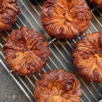 Cédric Grolet Instagram - Mes excuses aux bretons pour cette petite entorse à votre recette du Kouign Amann j’ai remplacé le sucre par un caramel onctueux ! #cedricgrolet 🧈 Cédric Grolet Opéra