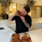 Cédric Grolet Instagram - Galette des rois 100% Noisette ! Nommez votre 🤴 ou votre 👸 à qui je pourrais offrir une galette ! #cedricgrolet #lemeurice