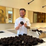 Cédric Grolet Instagram - Une Truffe Noire sucrée ça vous dit? Crème de Truffe, Crémeux chocolat Truffe, Brisure de Truffe fraîche, Fleur de sel, Praliné chocolat Truffe, Le tout enveloppé dans du chocolat noir! « Édition très limitée exclusivement en direct dans notre boutique #lemeurice à partir de ce vendredi 13 janvier 🖤 » #cedricgrolet