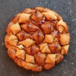 Cédric Grolet Instagram - BIG NEWS! Avec @nadineghosnjewelry qui nous a crée une fève en Or (valeur 6700€) en forme de 🥐 qui sera cachée dans l’une des galettes croissants aux amandes! Disponible exclusivement sur notre site internet en série (très limitée) à partir de ce soir 18h! #cedricgrolet #epiphanie 🤴🏻👸🏻 Cédric Grolet Opéra