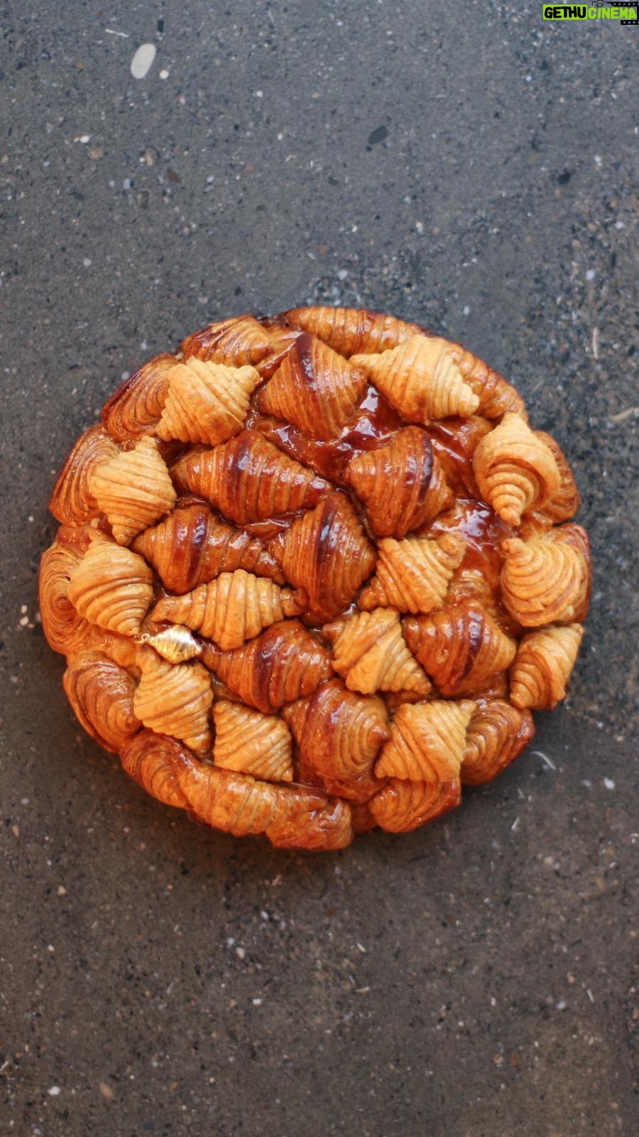 Cédric Grolet Instagram - BIG NEWS! Avec @nadineghosnjewelry qui nous a crée une fève en Or (valeur 6700€) en forme de 🥐 qui sera cachée dans l’une des galettes croissants aux amandes! Disponible exclusivement sur notre site internet en série (très limitée) à partir de ce soir 18h! #cedricgrolet #epiphanie 🤴🏻👸🏻 Cédric Grolet Opéra