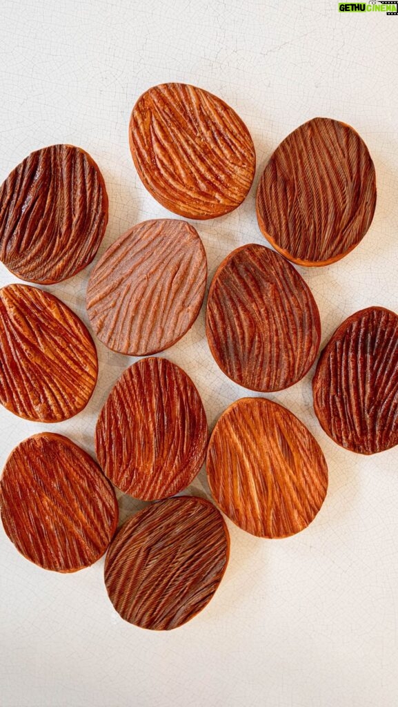 Cédric Grolet Instagram - Une galette sur mesure en forme d’amande au goût d’amande? Très belle année à toutes et à tous #cedricgrolet #lemeurice 🤴🏻