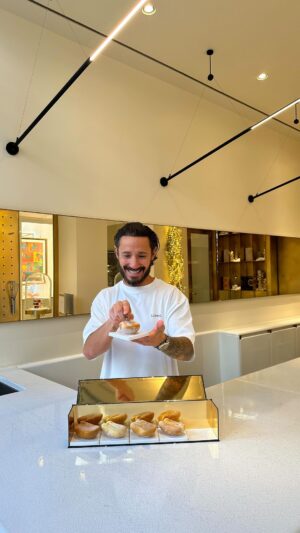 Cédric Grolet Instagram - Une cacahuète caramel fleur de sel ? 🥜 #cedricgrolet