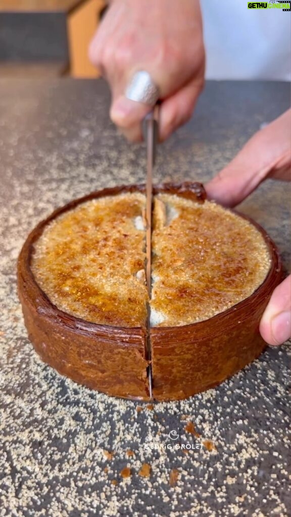 Cédric Grolet Instagram - J’adore la crème brûlée, et j’adore les croissants. Nous avons donc créé croissant-crème brûlée à la vanille ! Disponible à partir demain @cedricgroletopera #cedricgrolet 🔥 Cédric Grolet Opéra