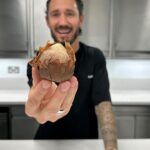 Cédric Grolet Instagram - « New » croustillant Noisette + pâte de noisette + dacquoise noisette + crémeux noisette + chocolat au lait = Noisette Hyde Park ! Elle sera bientôt disponible exclusivement @cedricgrolettheberkeley ! Are you ready? #cedricgrolet #hydepark #theberkeley 🐿️